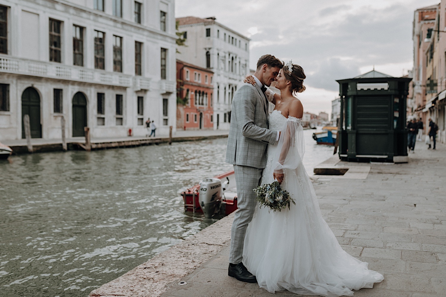 Venedig Elopement Inspiration, Brautpaar, Fashionista, Details