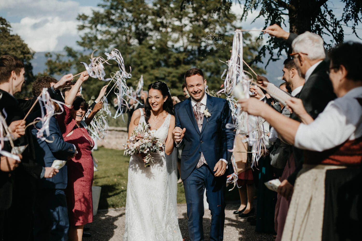 Hochzeit in Südtirol auf Schloss Freudenstein bei Meran, Braut und Bräutigam, Auszug, Emotionen, Freude