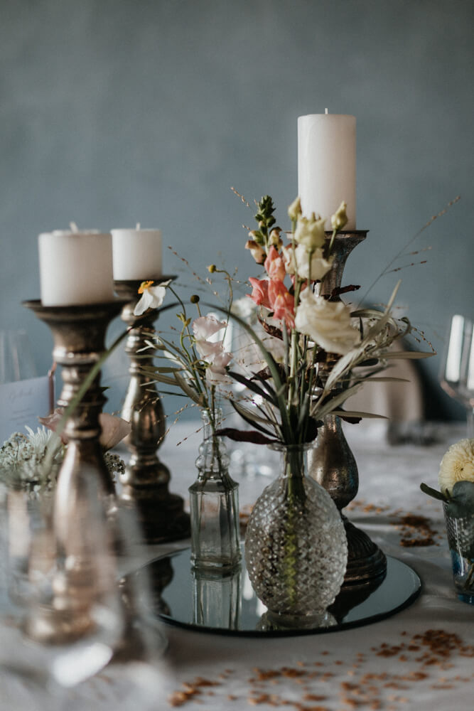 Hochzeit in Südtirol auf Schloss Freudenstein bei Meran, Blauer Saal, Dekoration, Blumen, Details