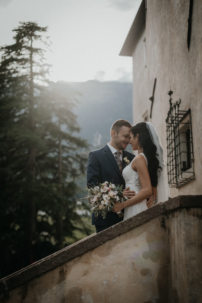 Hochzeit in Südtirol auf Schloss Freudenstein bei Meran, Braut und Bräutigam, Paarshooting
