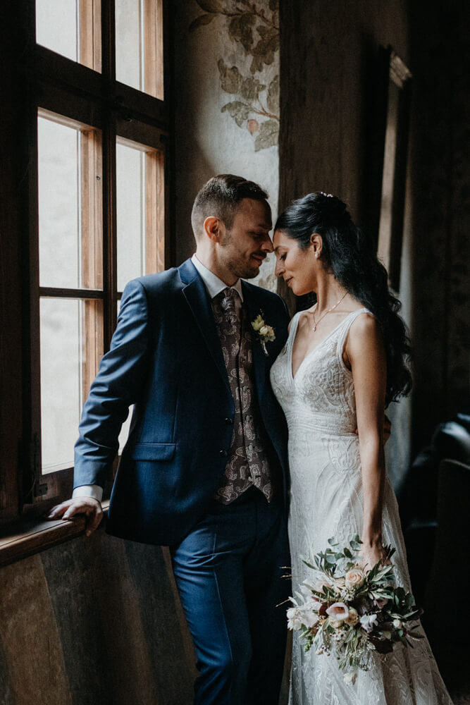 Hochzeit in Südtirol auf Schloss Freudenstein bei Meran, Braut und Bräutigam, Paarshooting