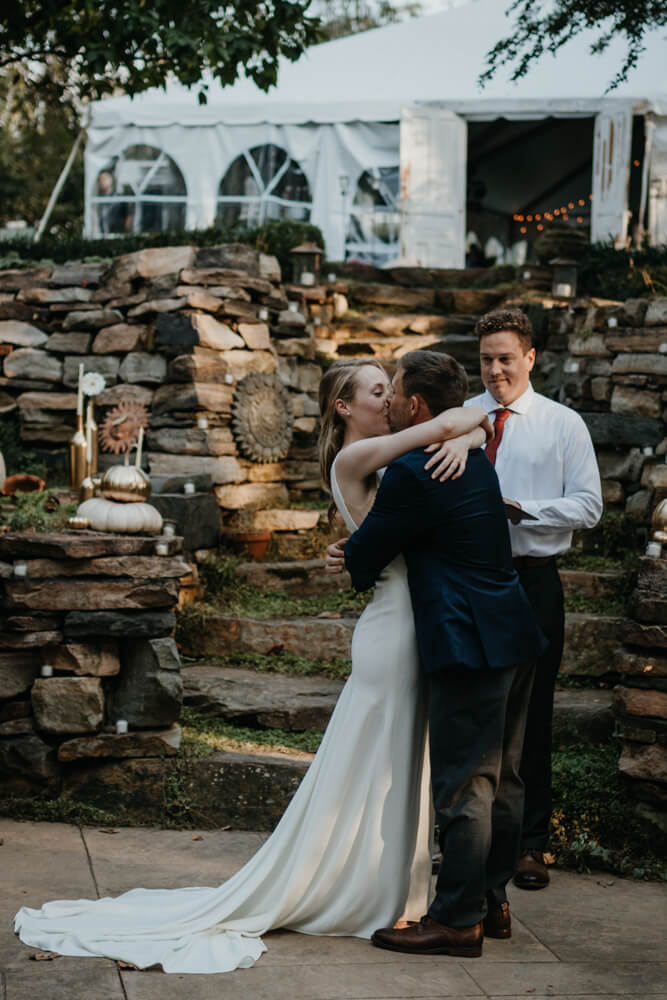 Gartenhochzeit, Hochzeit USA, freie Trauung, erster Kuss