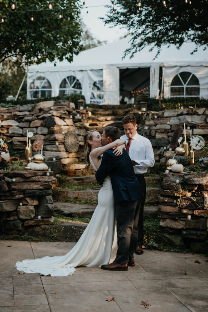 Gartenhochzeit, Hochzeit USA, freie Trauung, erster Kuss