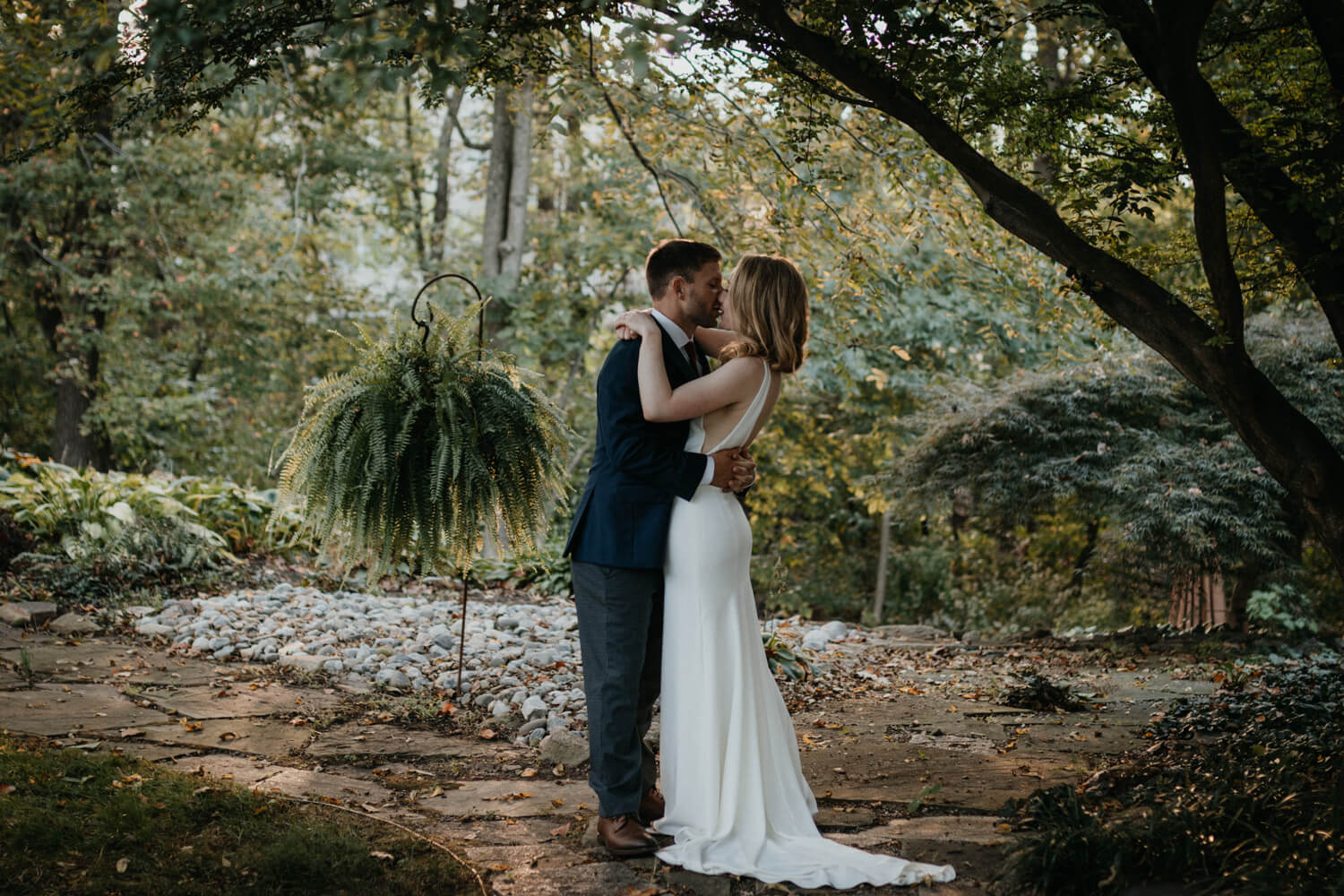 Gartenhochzeit, Hochzeit USA, Brautpaarshooting, Emotionen, Kuss