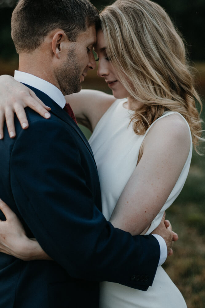 Gartenhochzeit, Hochzeit USA, Brautpaarshooting, Emotionen, Umarmung