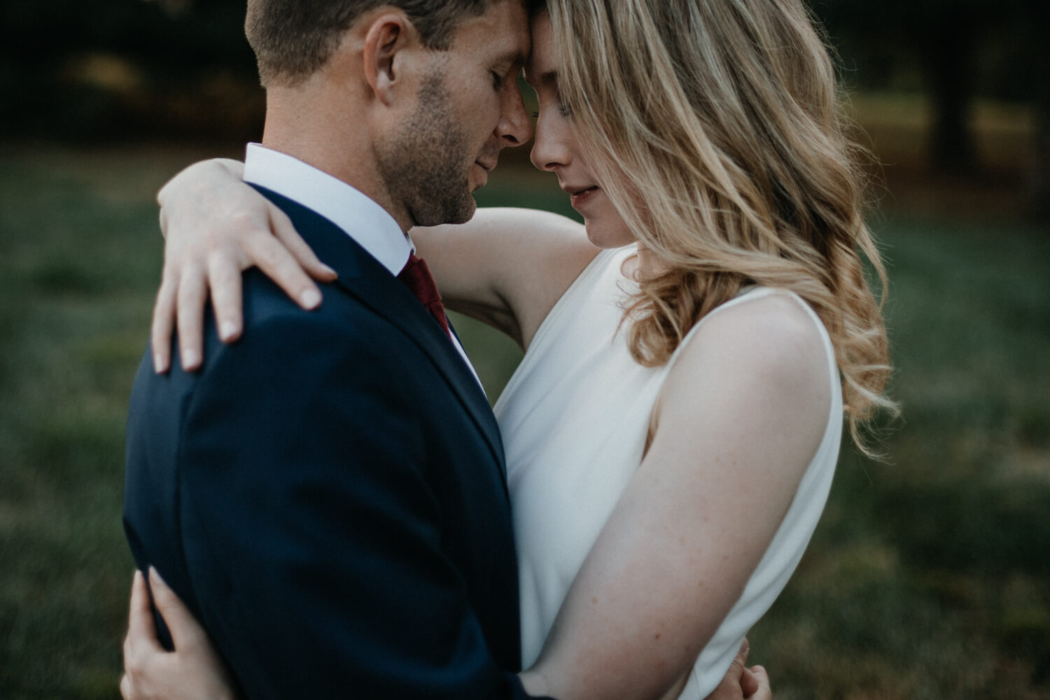 Gartenhochzeit, Hochzeit USA, Brautpaarshooting, Emotionen, Umarmung