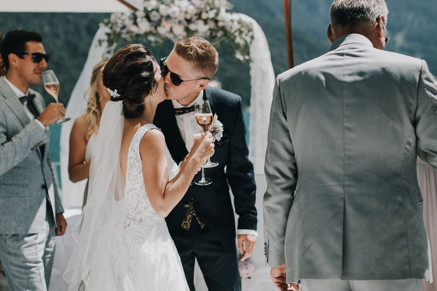 Hochzeit am Achensee, Sektempfang, Brautpaar, Kuss, Sekt, Champagner