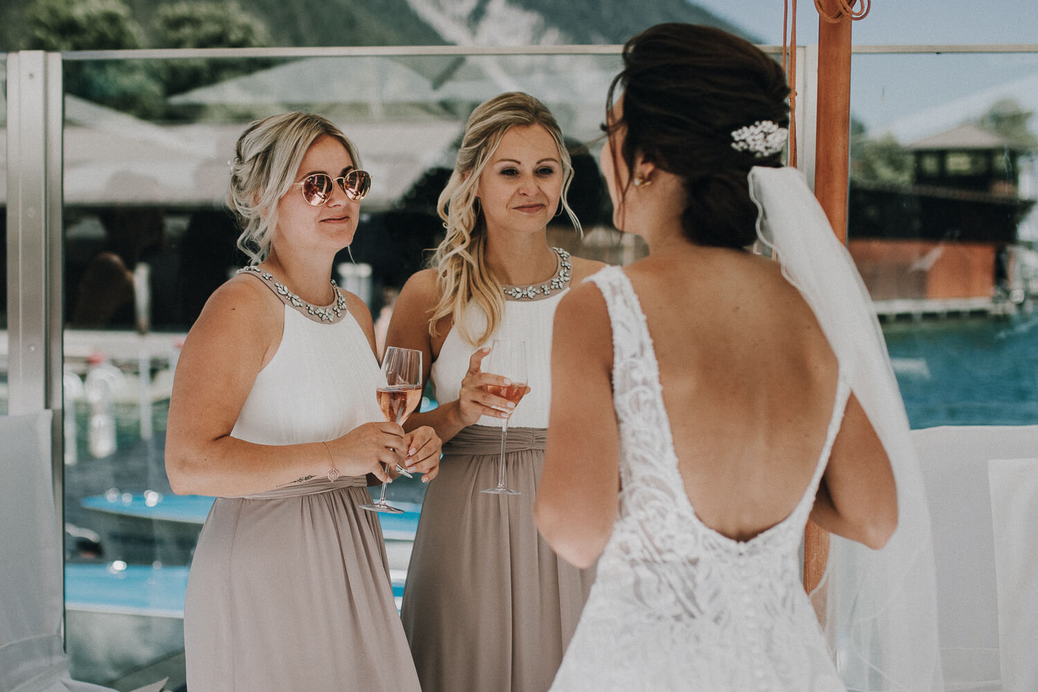 Hochzeit am Achensee, Sektempfang, Braut, Freundinnen, Bridesmaids