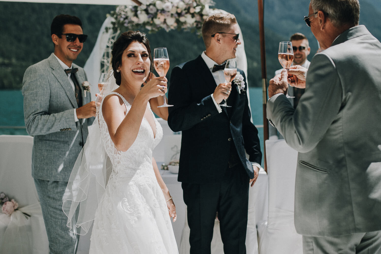 Hochzeit am Achensee, Sektempfang, Braut, Emotionen