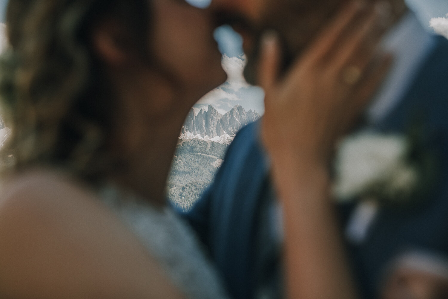 After Wedding Shooting in den Dolomiten, Kuss, Brautpaar