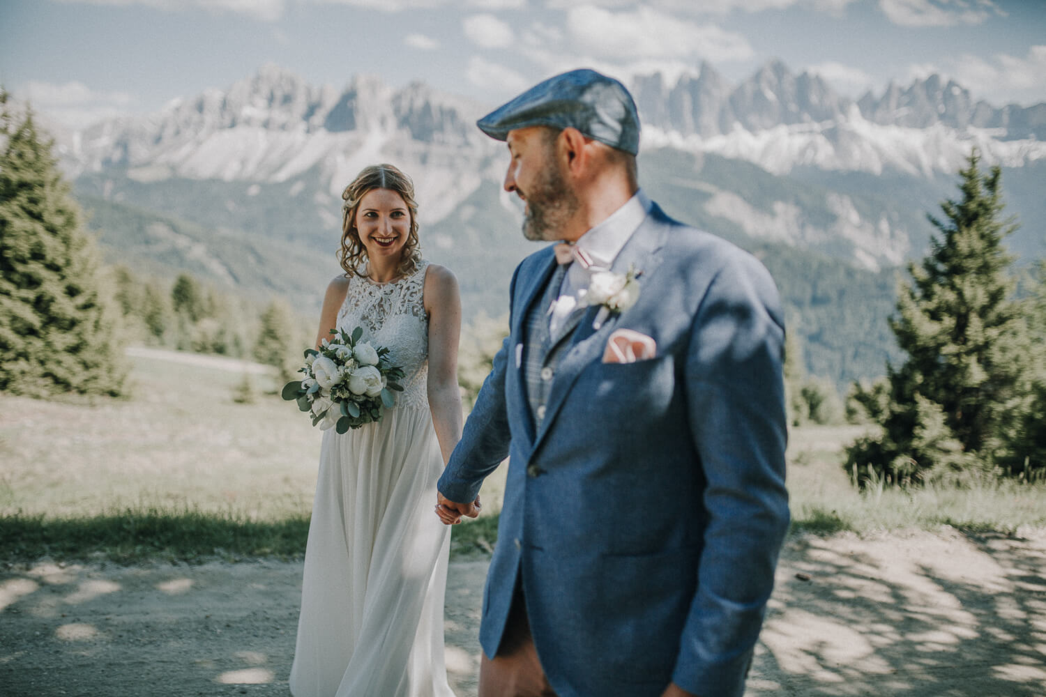 After Wedding Shooting in den Dolomiten, Brautpaar, Hand in Hand