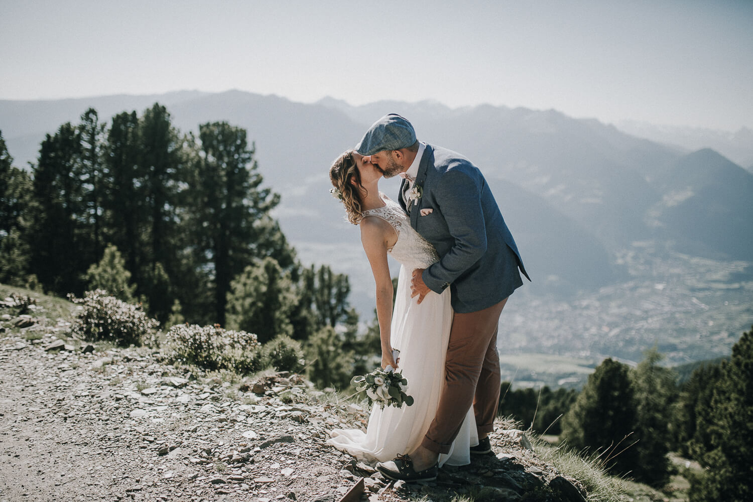  After Wedding Shooting in den Dolomiten, Brautpaar, Kuss