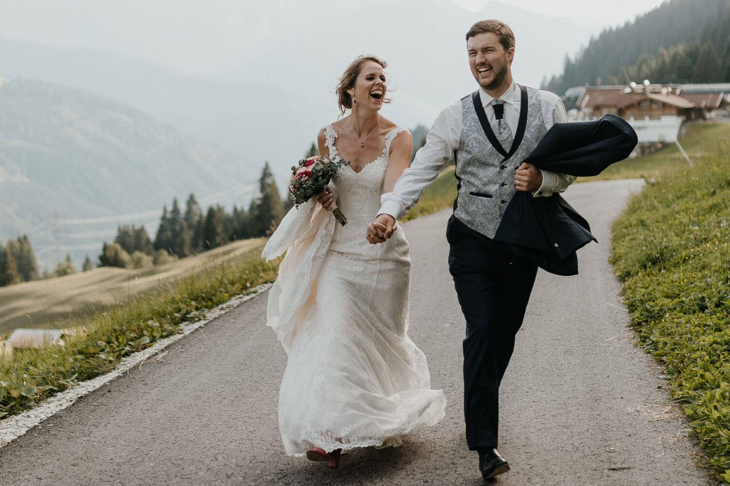 Hochzeit auf der Rösslalm im Zillertal, Brautpaar, Shooting, Emotionen