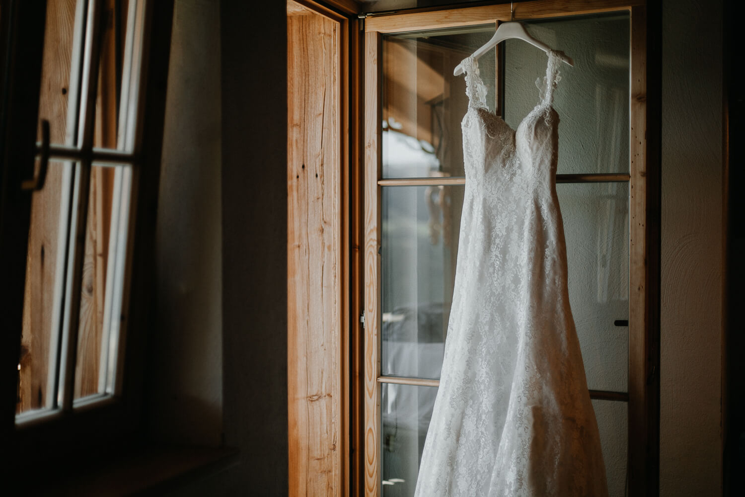 Hochzeit auf der Rösslalm im Zillertal, Braut, Getting Ready, Brautkleid