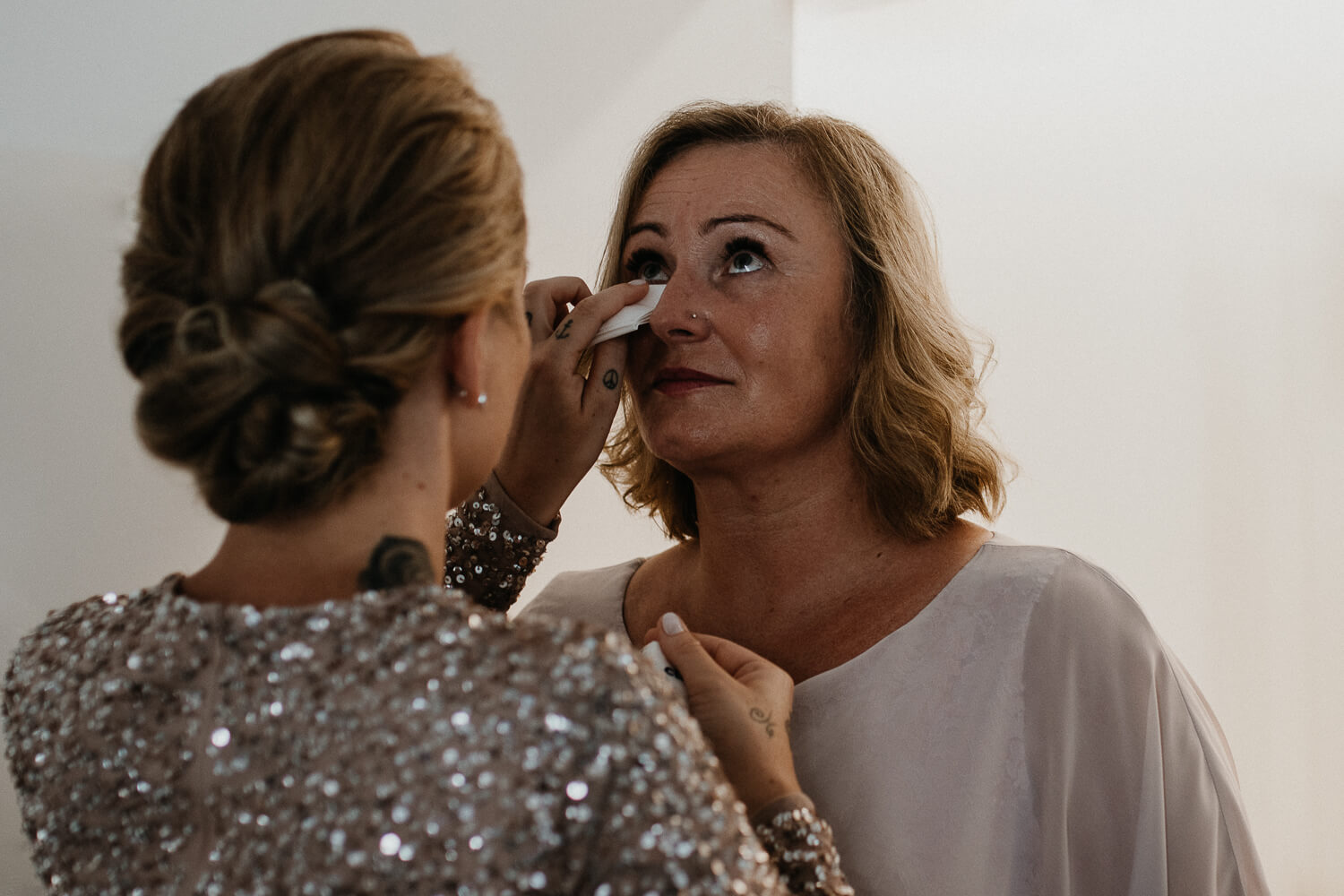 Sarah und Lukas, Hochzeit, freie Trauung, Glaserhof Gnadenwald, Getting Ready, Emotionen