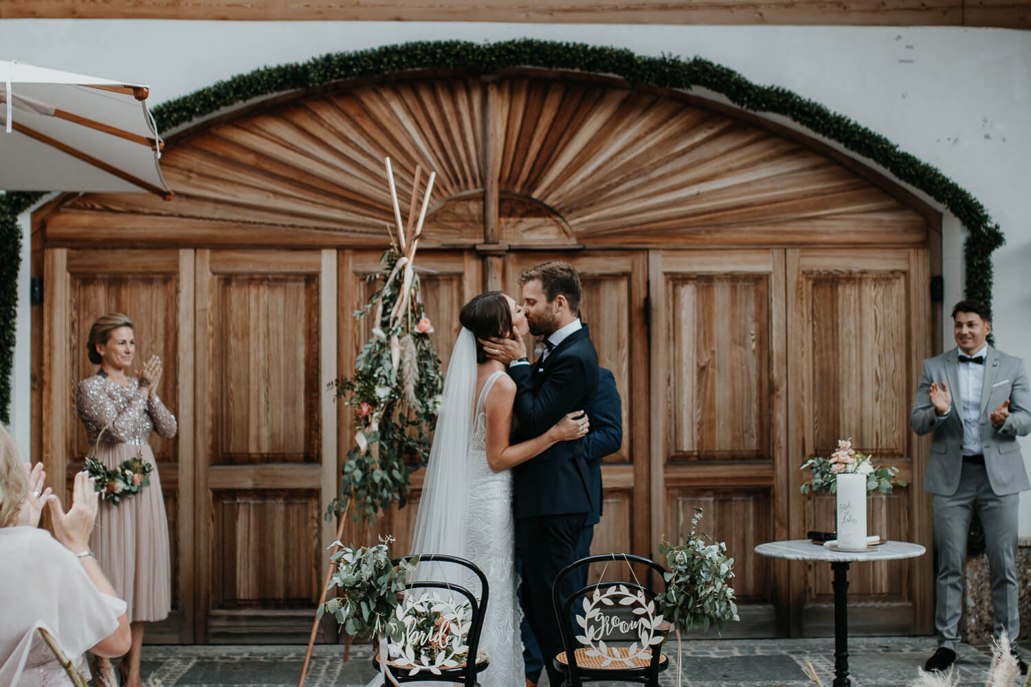 Sarah und Lukas, Hochzeit, freie Trauung, Glaserhof Gnadenwald, Kuss
