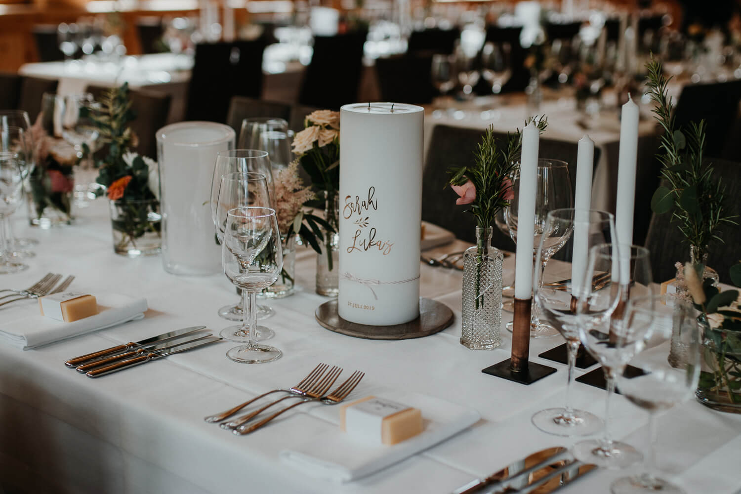 Sarah und Lukas, Hochzeit, freie Trauung, Glaserhof Gnadenwald, Dekoration, Details, Blumen