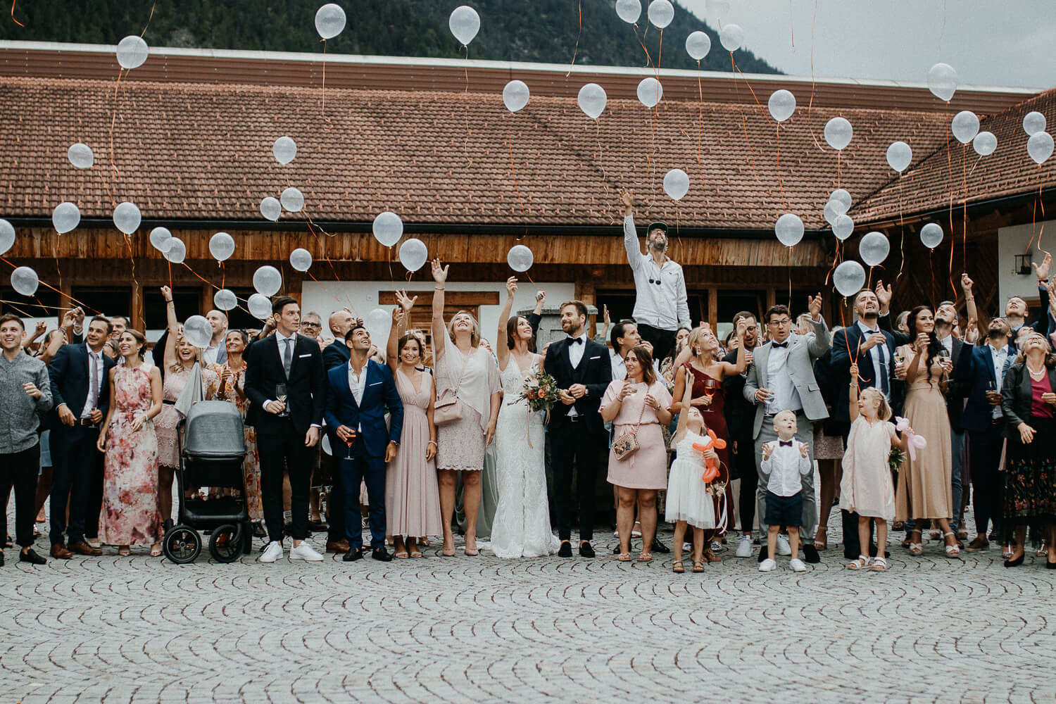 Sarah und Lukas, Hochzeit, freie Trauung, Glaserhof Gnadenwald, Gruppenfoto