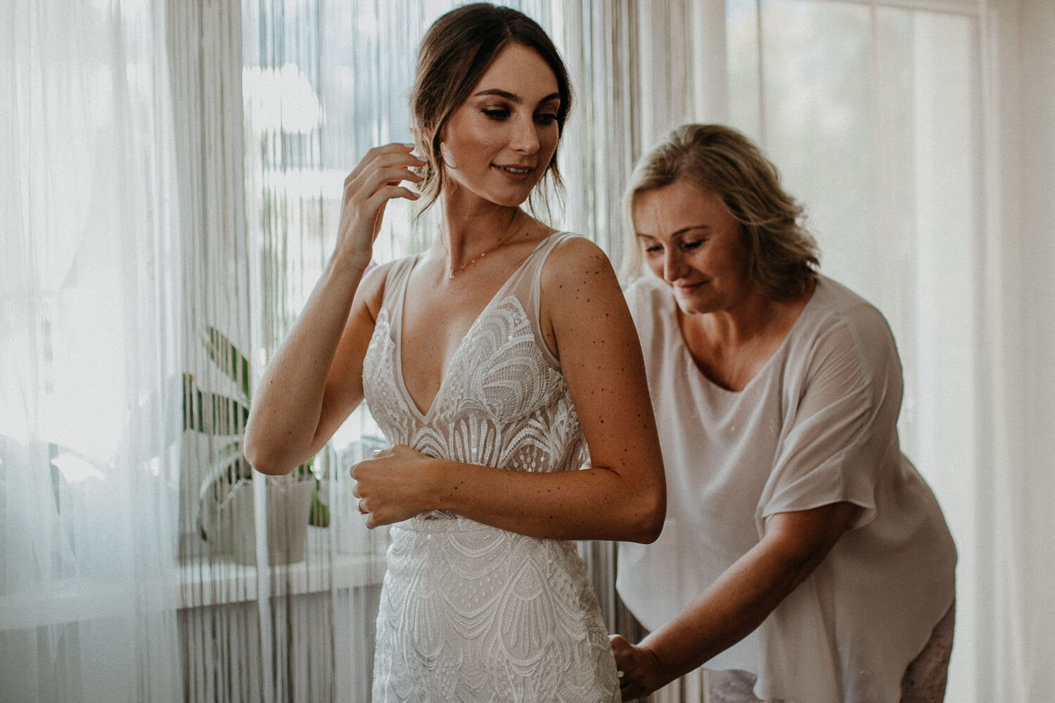 Sarah und Lukas, Hochzeit, freie Trauung, Glaserhof Gnadenwald, Getting Ready, Brautkleid