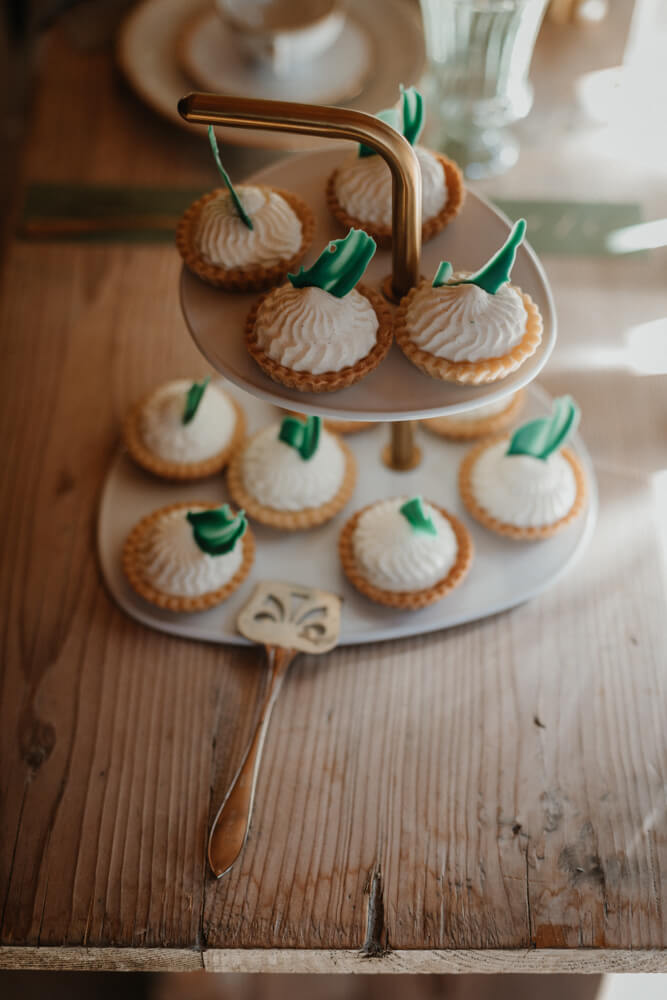 Hochzeit Volderwildbad, Tischdekoration, Torte, kleine Köstlichkeiten