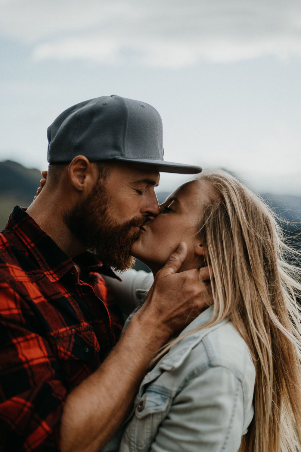 Victoria und Martin, Kitzbühler Alpen, Paarshooting, Kuss