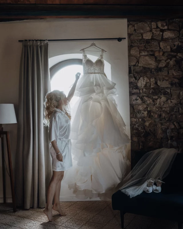 Not your average wedding morning.

Silk robes, golden hour light & that pre-aisle magic. Because before the “I do,” there’s the getting ready moment – and it’s a whole vibe. 

Princess, but make it effortless. A gown that feels like poetry, champagne in crystal glasses, and details that whisper old money elegance. The kind of morning that feels like a dream – but it’s all real.

And then there’s the squad. The ones who hype you up and remind you to breathe. 🤍